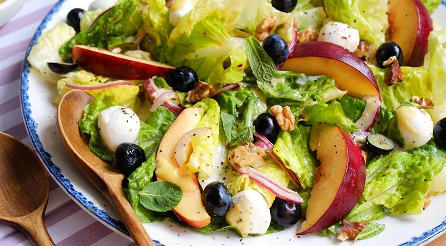 Peach, Blueberry, and Mozzarella Salad - wilfosbrand.com