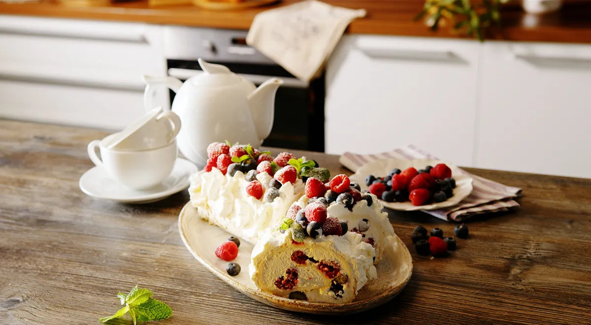 Meringue Roll with Berries and Cream (Merengovyj Rulet) - wilfosbrand.com