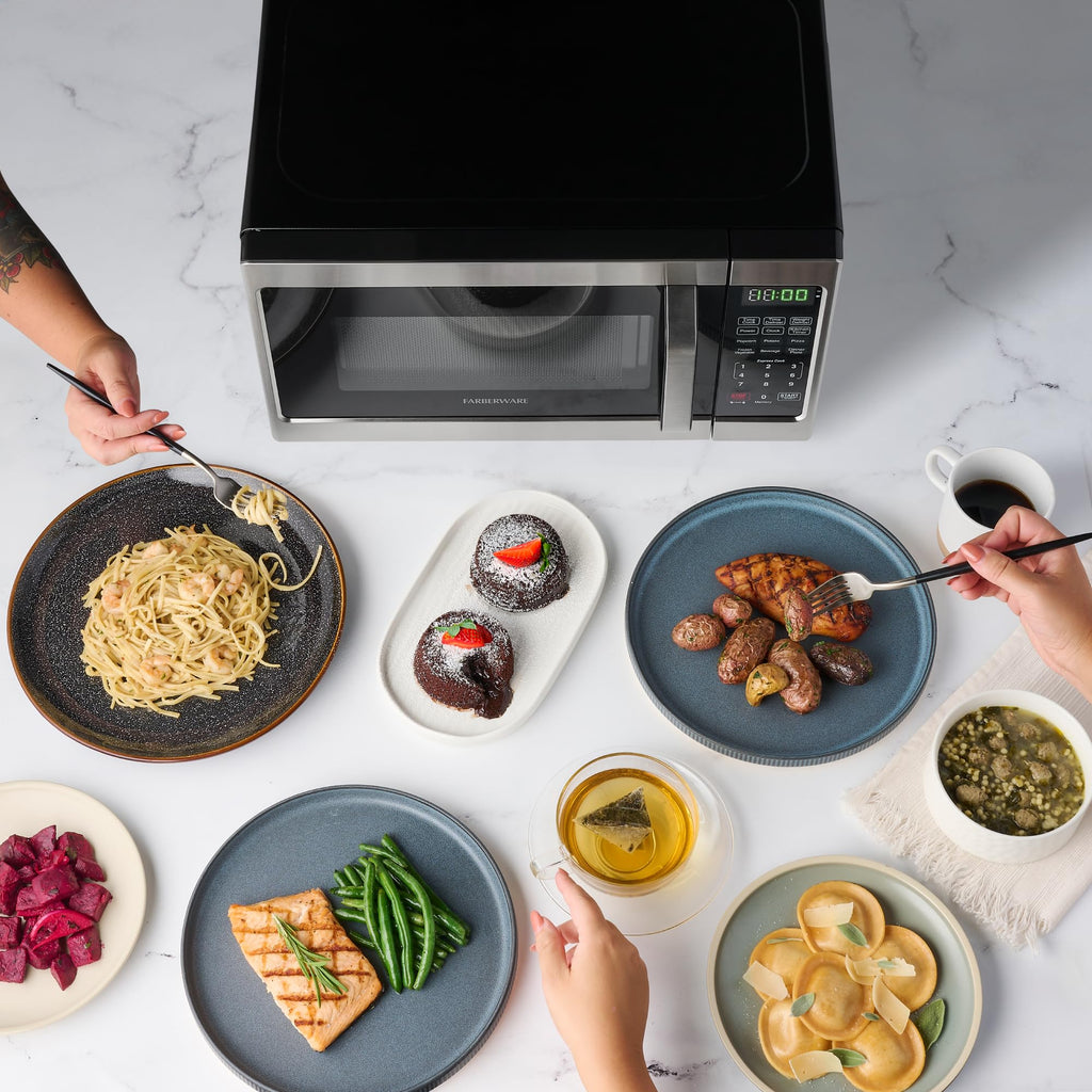 Kuchenka mikrofalowa Farberware Countertop o mocy 700 W, 0,7 stopy sześciennej - kuchenka mikrofalowa z oświetleniem LED i blokadą dziecięcą - idealna do mieszkań i akademików - łatwa do czyszczenia stal nierdzewna